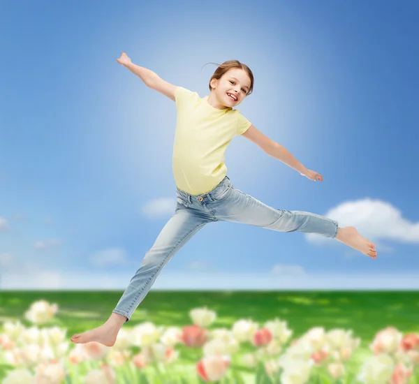 Lächelndes kleines Mädchen springt — Stockfoto