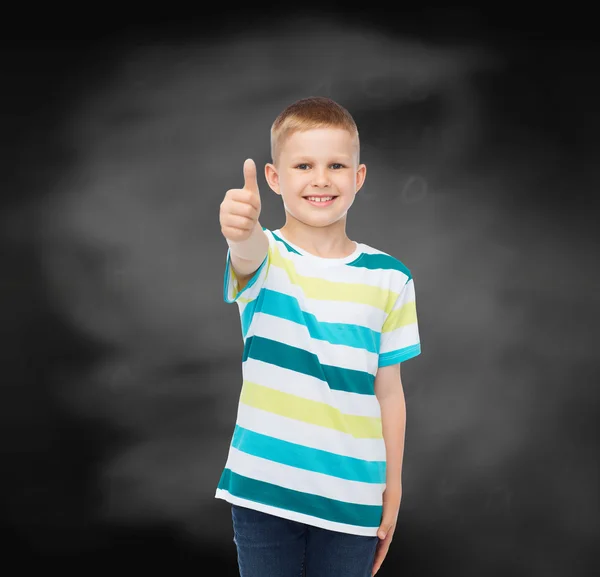 Niño pequeño en ropa casual con los brazos cruzados — Foto de Stock