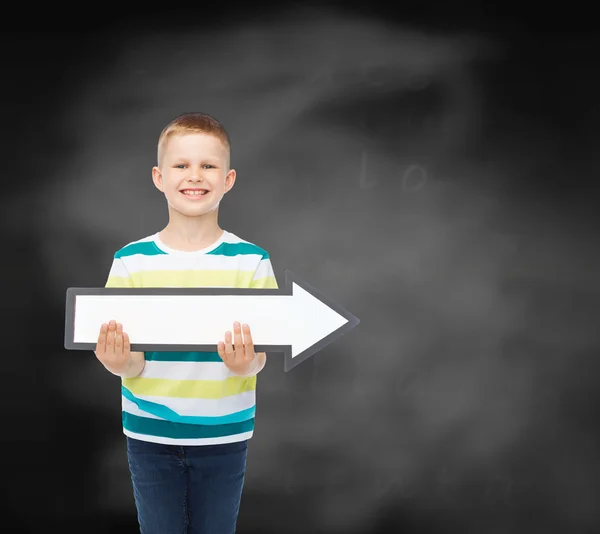 Lächelnder kleiner Junge mit leerem Pfeil, der nach rechts zeigt — Stockfoto