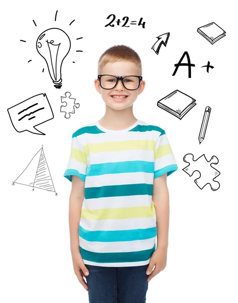 Niño sonriente con anteojos — Foto de Stock