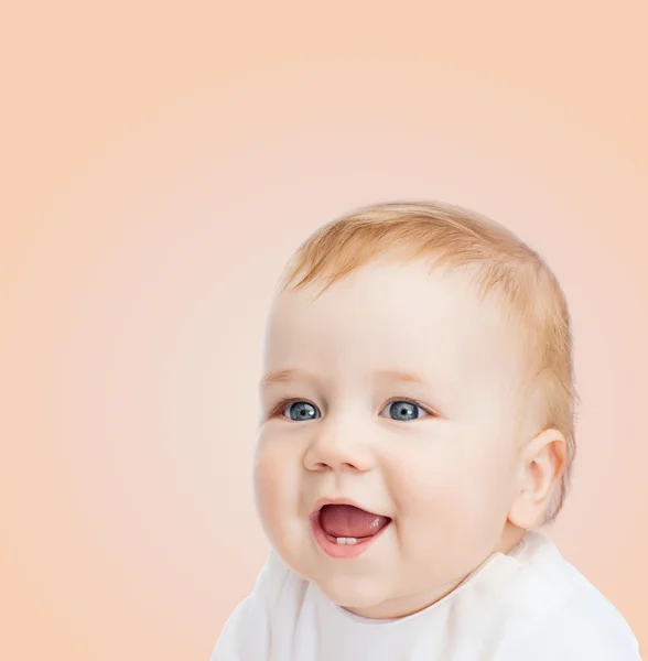 Улыбающийся малыш — стоковое фото