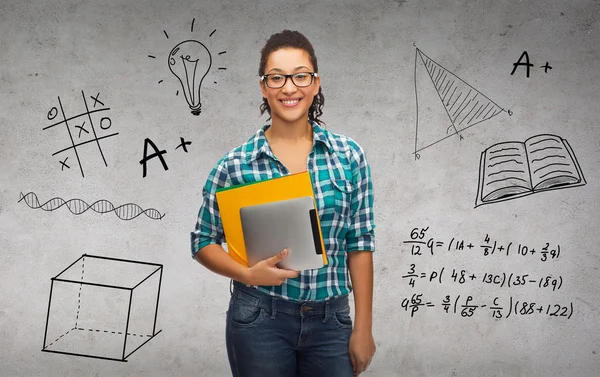 Estudiante en gafas con carpetas y tableta pc — Foto de Stock