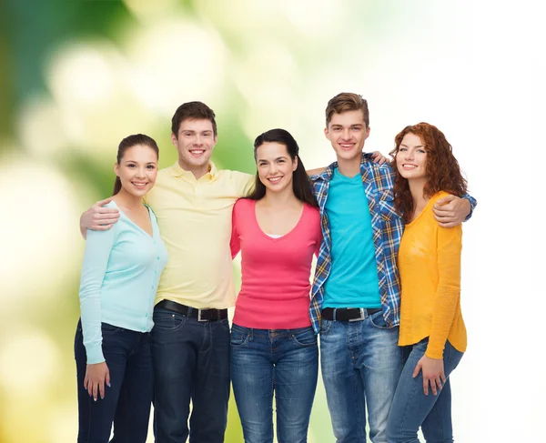 Groep van lachende tieners op groene achtergrond — Stockfoto