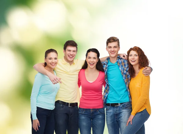 Groep van lachende tieners op groene achtergrond — Stockfoto
