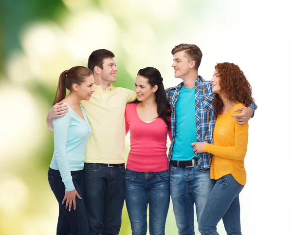 Grupo de adolescentes sonrientes sobre fondo verde — Foto de Stock