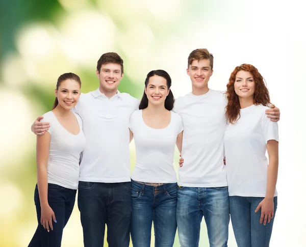 Gruppo di adolescenti sorridenti in t-shirt bianche — Foto Stock