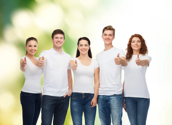 Adolescentes sorridentes em camisetas mostrando polegares para cima — Fotografia de Stock