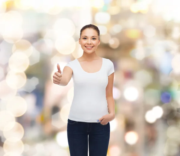 Mujer joven sonriente en camiseta blanca en blanco — Foto de Stock