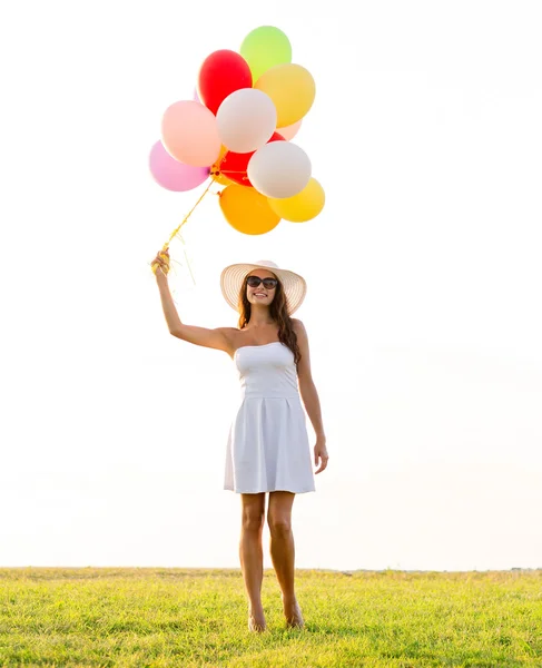 微笑着气球太阳镜的年轻女子 — 图库照片