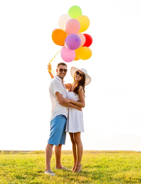 Usmívající se pár s vrtulovým pohonem venku — Stock fotografie