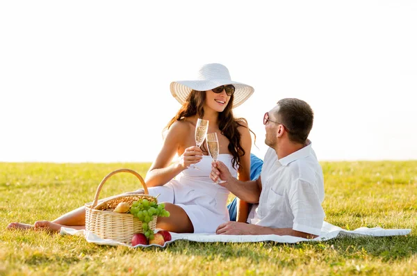 Couple souriant buvant du champagne sur pique-nique — Photo