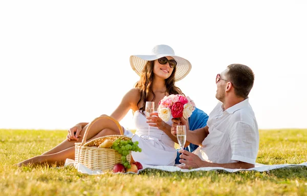 Couple souriant buvant du champagne sur pique-nique — Photo