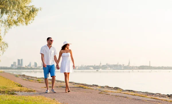 Sonriente pareja caminando al aire libre — Foto de Stock