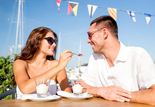 Sorrindo casal comer sobremesa no café — Fotografia de Stock