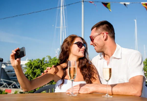 Lächelndes Paar trinkt Champagner im Café — Stockfoto