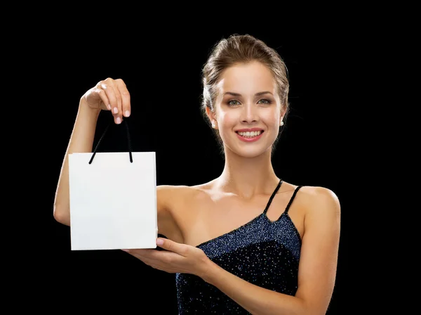 Улыбающаяся женщина с белой пустой сумкой для покупок — стоковое фото
