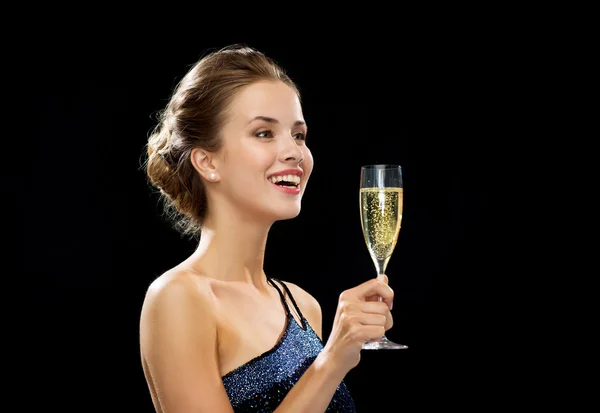 Mujer riendo sosteniendo un vaso de vino espumoso —  Fotos de Stock