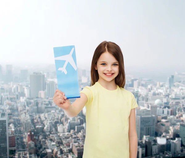 Petite fille souriante avec billet d'avion Images De Stock Libres De Droits