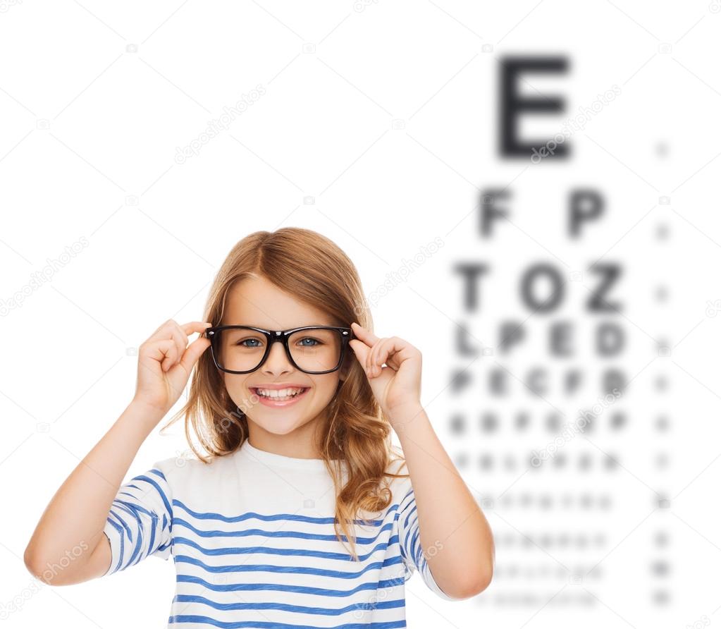 Niña con gafas alimenta a los Foto de stock 2365855989