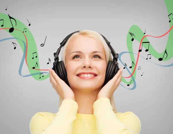 Joven sonriente con auriculares — Foto de Stock