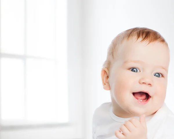 Piccolo bambino sorridente — Foto Stock