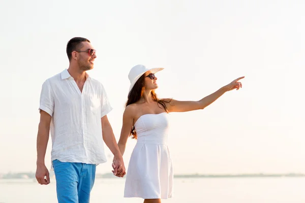 Sonriente pareja caminando al aire libre — Foto de Stock