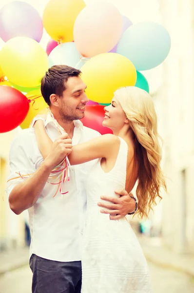 Par med färgglada ballonger — Stockfoto