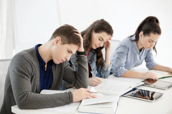 Studenti s notebooky a tablet pc ve škole — Stock fotografie