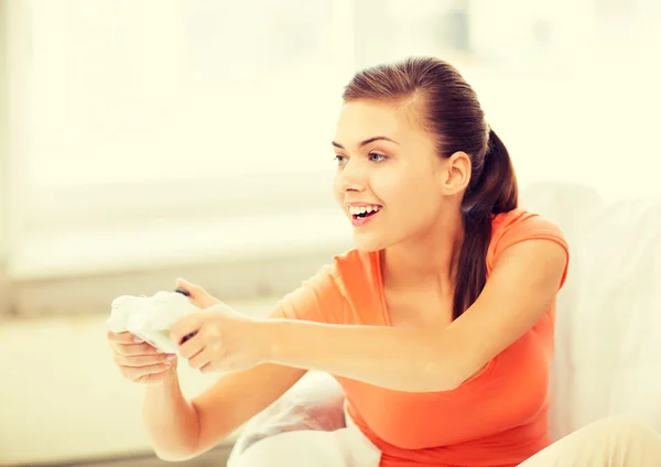 Vrouw met joystick spelen van videospellen — Stockfoto