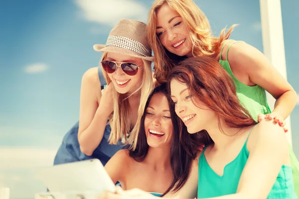 Chicas sonrientes mirando tableta PC en la cafetería —  Fotos de Stock
