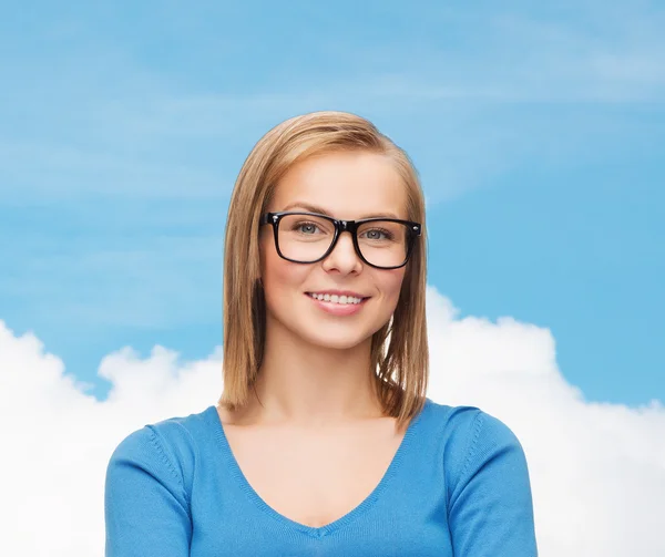 Lachende vrouw in brillen — Stockfoto