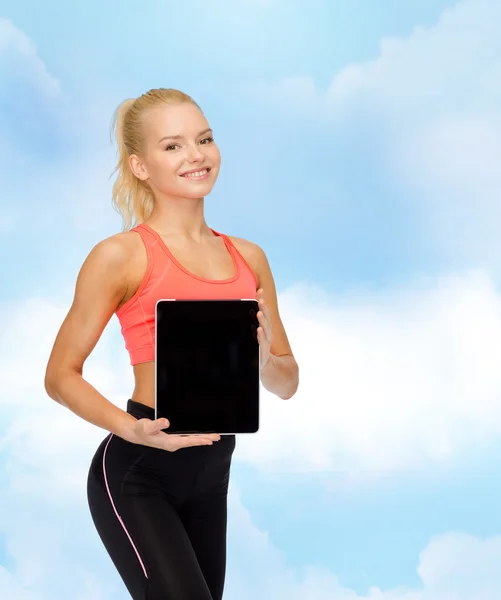 Mujer sonriente mostrando la pantalla en blanco de la tableta PC — Foto de Stock