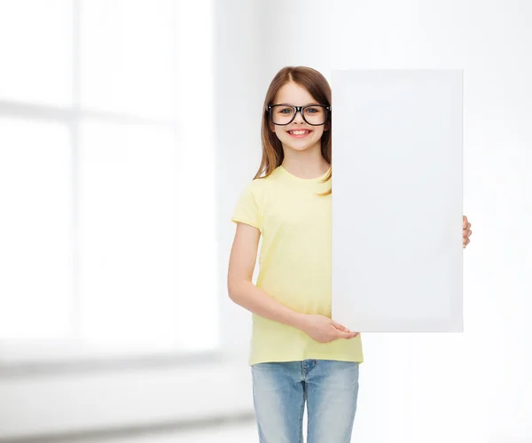 Menina vestindo óculos com placa em branco — Fotografia de Stock