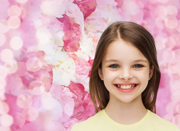 Lächelndes kleines Mädchen auf weißem Hintergrund — Stockfoto