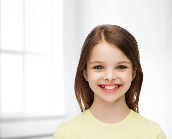 Sorridente bambina su sfondo bianco — Foto Stock