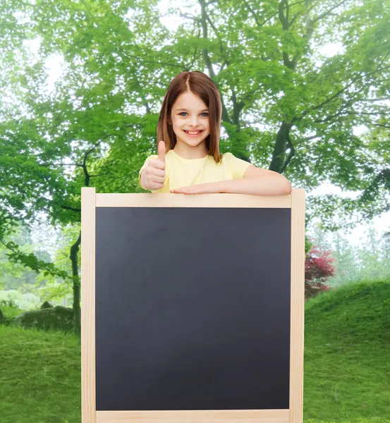 Menina feliz com quadro negro em branco — Fotografia de Stock