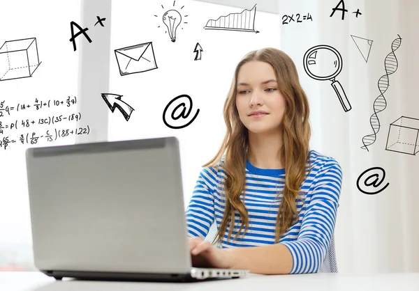 Smiling teenage gitl with laptop computer at home — Stock Photo, Image