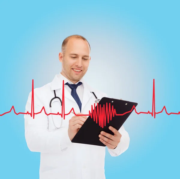 Usmívající se muž doktor s schránky a stetoskopem — Stock fotografie