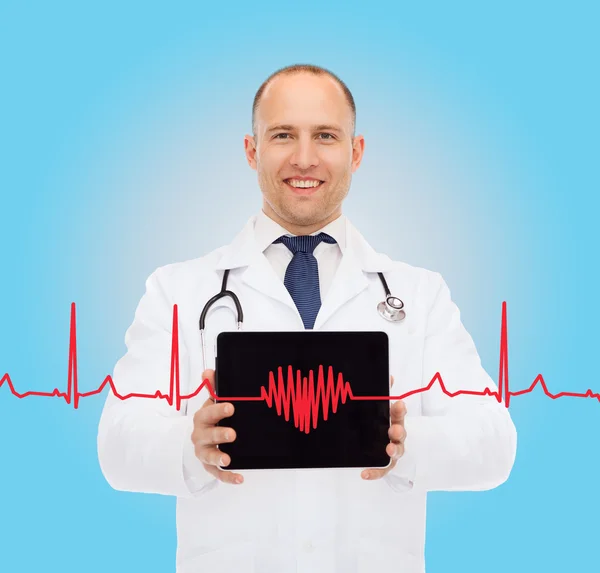 Sorridente médico masculino com estetoscópio e tablet pc — Fotografia de Stock