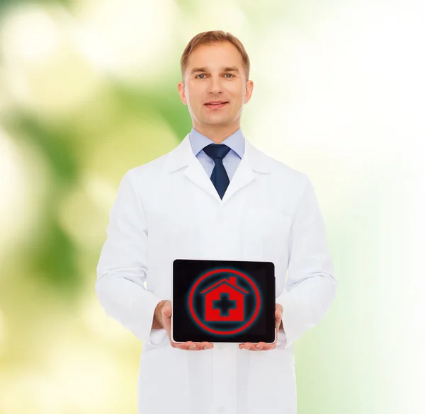 Ler manliga läkare med TabletPC — Stockfoto