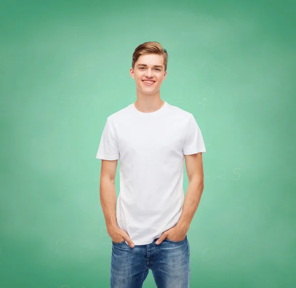 Χαμογελαστός νεαρός στην κενή λευκή μπλούζα — Φωτογραφία Αρχείου