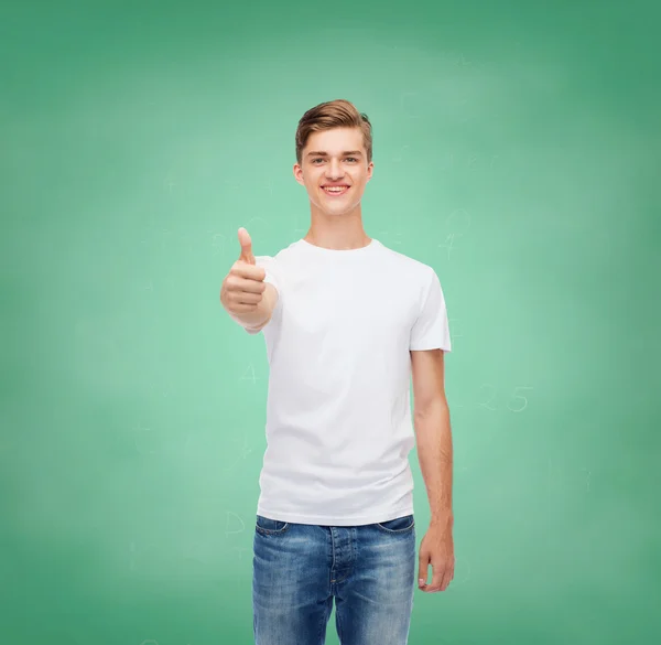 Улыбающийся мужчина в белой футболке показывает большие пальцы вверх — стоковое фото