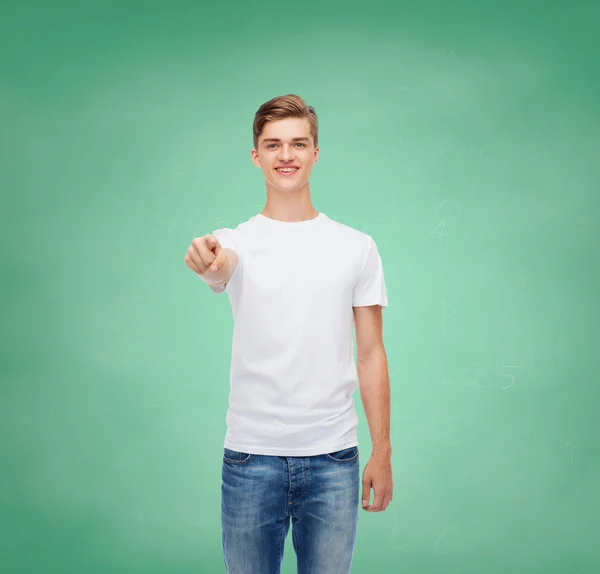 Uśmiechający się młody człowiek w puste biały t-shirt — Zdjęcie stockowe