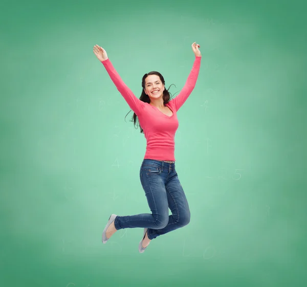 Sorrindo jovem mulher pulando no ar — Fotografia de Stock