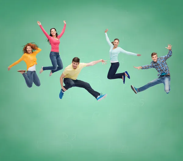 Grupa nastolatków uśmiechający się skoki w powietrzu — Zdjęcie stockowe