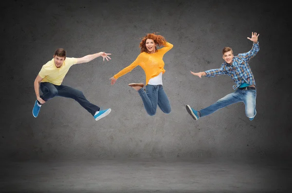 Grupp leende tonåringar hoppar i luften — Stockfoto