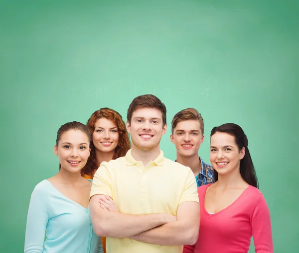 Gruppo di adolescenti sorridenti su tavola verde — Foto Stock