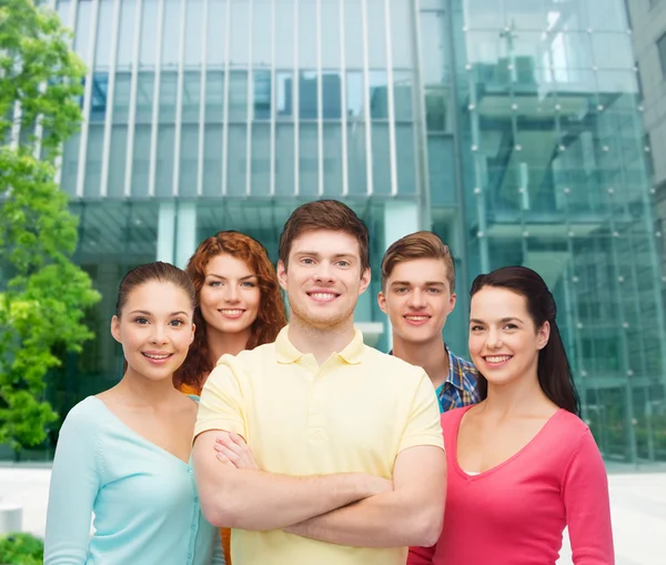 Group of smiling teenagers over city background — Stock Photo, Image