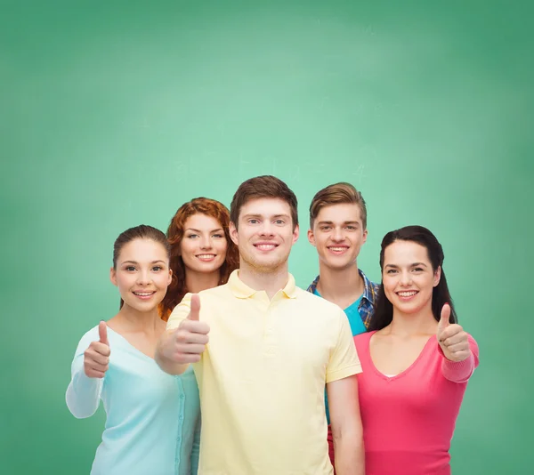 Gruppo di adolescenti sorridenti su tavola verde — Foto Stock