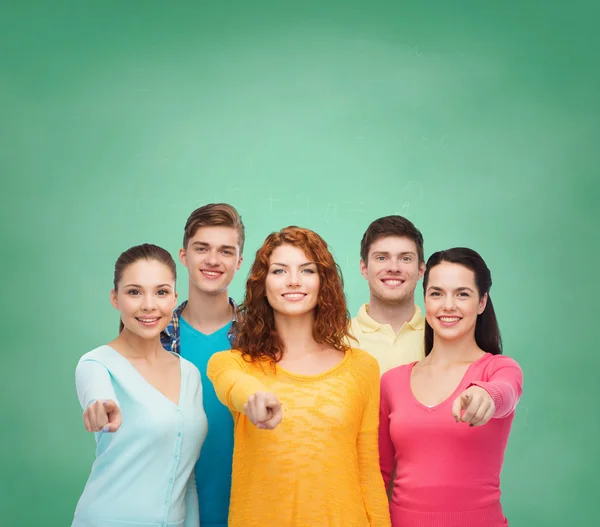 Gruppo di adolescenti sorridenti su tavola verde — Foto Stock